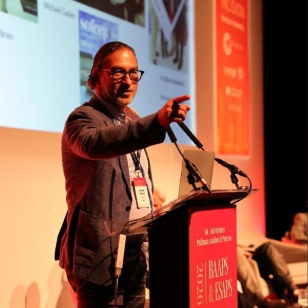 Le Dr Armand Azencot au pupitre du congrès BAAPS & ESAPS 2026 à Londres