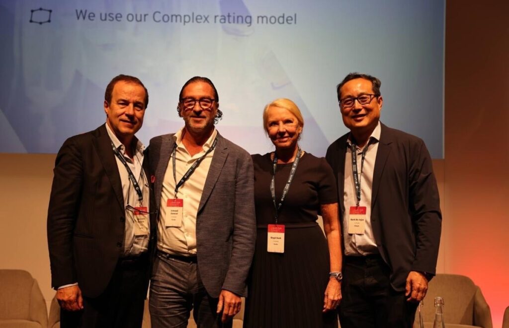 Le Dr Azencot avec d’autres intervenants du congrès BAAPS & ESAPS 2026, sur scène